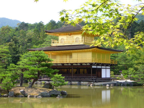 Chùa vàng Nhật Bản đẹp nên thơ trong không khí oi nồng mùa hạ