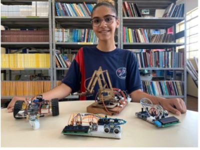 Aluna se destaca em escola de distrito com projeto de robótica
